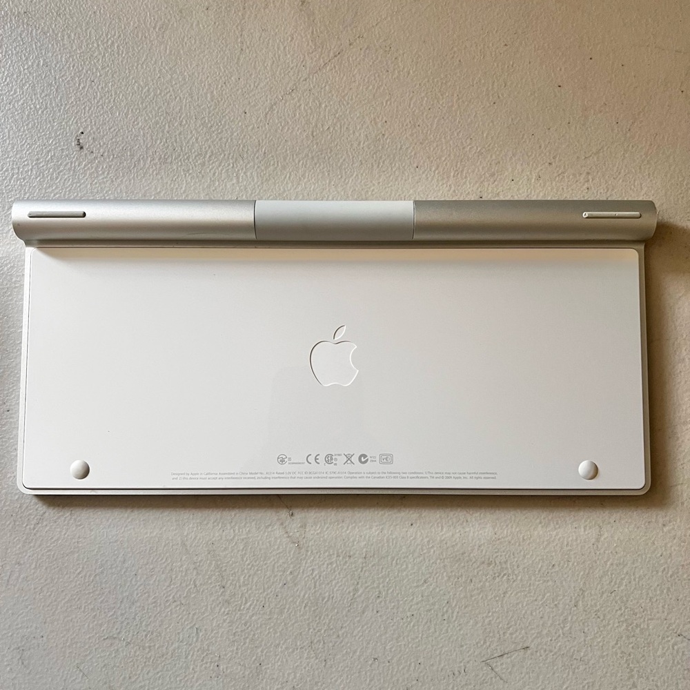 Original Apple Magic Keyboard (1) Bluetooth Wireless Model A1314 *Genuine Apple* - Picture 3 of 5